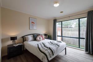 Heart of McKinnon Units by Ready Set Host客房内的一张或多张床位