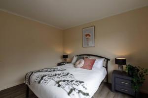 Heart of McKinnon Units by Ready Set Host客房内的一张或多张床位