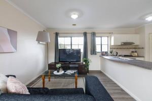 Heart of McKinnon Units by Ready Set Host的厨房或小厨房
