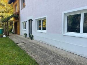 a white building with windows on the side of it at Ruhiges Appartement im Grünen in Graz