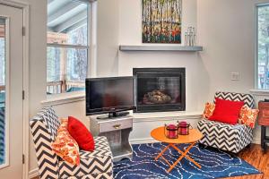 een woonkamer met een open haard en een televisie bij Flagstaff Family Retreat with Patio and Mountain Views in Mountainaire