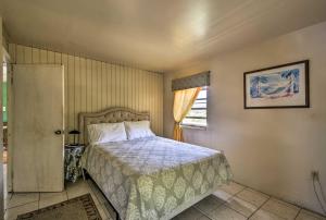 Un dormitorio con una cama y una ventana en Culebra Apt with Lanai, Walk to Ensenada Honda Bay!, en Culebra