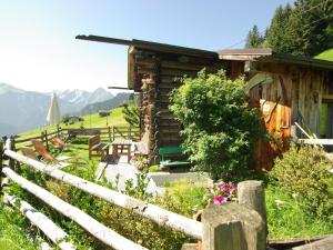 une cabane en rondins avec une clôture devant elle dans l'établissement Property in Hippach, à Hippach