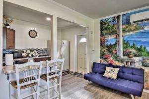 uma cozinha e sala de estar com um sofá azul em Orlando Vacation Rental Studio Close to Downtown! em Orlando