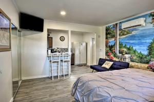 een slaapkamer met een bed en een keuken met een schilderij bij Orlando Vacation Rental Studio Close to Downtown! in Orlando