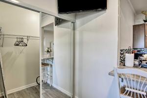 een kamer met een glazen schuifdeur en een tv aan de muur bij Orlando Vacation Rental Studio Close to Downtown! in Orlando