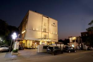 un bâtiment avec des voitures garées dans un parking dans l'établissement Royale Lalit Hotel Jaipur, à Jaipur