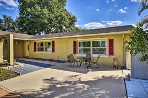 uma casa com um pátio, uma mesa e cadeiras em Orlando Vacation Rental Studio Close to Downtown! em Orlando