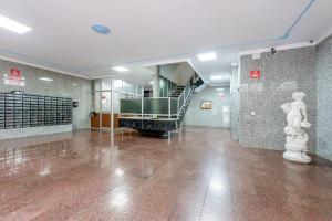 ein großes Zimmer mit einer Treppe in einem Gebäude in der Unterkunft Solaz-Andaluz City Center Apartment in Torremolinos