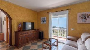 Televízia a/alebo spoločenská miestnosť v ubytovaní Villa Avimar Torrox by Ruralidays