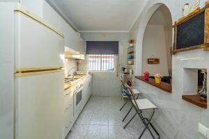 una cucina con frigorifero bianco e bancone di Casa Vista Alegre Costa el Palmar a El Palmar