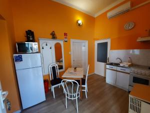 Kuchyňa alebo kuchynka v ubytovaní Glória apartman