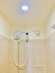 um chuveiro na casa de banho com aitizer em Mabolo Garden Flats 2306 em Cebu