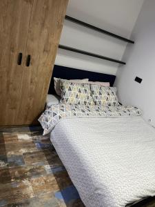 Schlafzimmer mit einem Bett und einem Holzschrank in der Unterkunft Diamond Magic Divcibare in Divčibare