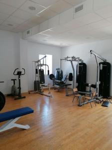 - une salle de sport avec plusieurs appareils d'exercice dans l'établissement CASA PACO - Maison Andalousie, à Cútar