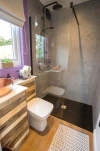 Koupelna v ubytování Caban cae cnwc cabin, Private cabin with hot tub