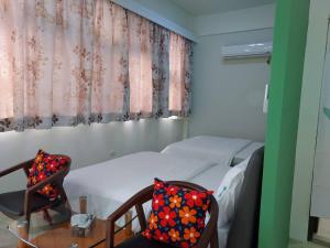 um quarto de hospital com uma cama e uma cadeira em 晴川樹 em Taitung City