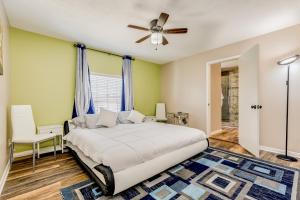 een slaapkamer met een bed en een plafondventilator bij Saints Haven in Houston