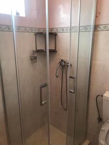 a shower with a glass door in a bathroom at CA FILO in Espargos