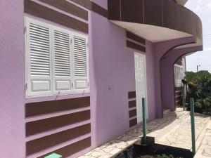 fioletowy dom z białymi okiennicami w obiekcie CA FILO w Espargos