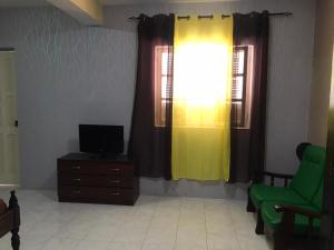 sala de estar con TV y ventana en CA FILO en Espargos