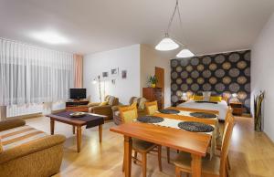 ein Wohnzimmer mit einem Bett und einem Esszimmer in der Unterkunft Apartmány Braníčkov in Branickov