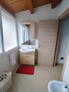 a bathroom with a sink and a mirror at Alcamo Rooms con garage privato in Alcamo