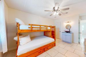 מיטה או מיטות קומותיים בחדר ב-Beachcomber 9
