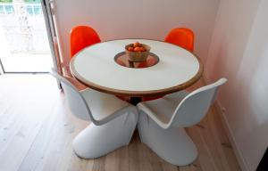 - une table et des chaises avec un bol d'oranges dans l'établissement Modern appartment in the heart of Cap d'Antibes, à Antibes