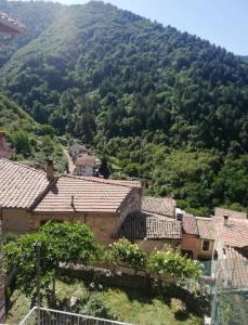 un gruppo di case di fronte a una montagna di La lucerna delle dodici stelle a Piglio