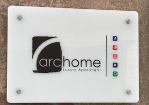 Archome Luxury Apartment في برينديسي: لوحة الكترونية لدخول شقة فخمة منزلية