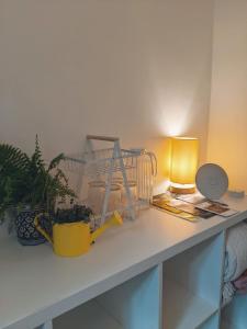 un escritorio con una lámpara y plantas. en Edward's Burrow en Lewes