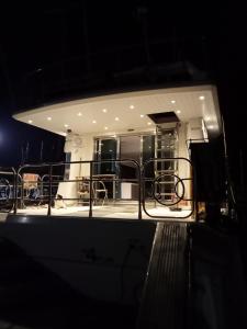 a view of the deck of a boat at night at Loc de cabines sur Yacht in Gruissan