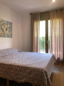a bedroom with a bed in front of a window at Un lindo piso acogedor para desconectar en Sort in Sort