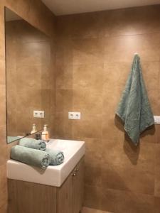 a bathroom with a sink and a mirror at Un lindo piso acogedor para desconectar en Sort in Sort