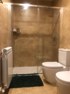 a bathroom with a shower with a toilet and a rug at Un lindo piso acogedor para desconectar en Sort in Sort