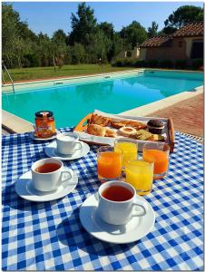 a table with cups of coffee and a tray of food at Villino Cortona - Casa vacanze a Cortona con piscina privata WiFi, AC - Toscana - Nelle vicinanze Perugia, Assisi, Montepulciano, Pienza, Siena in Cortona