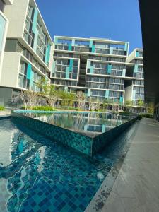 un edificio con piscina di fronte a un edificio di Airport KLIA Guest House (1 bedroom & 1 toilet) a Sepang