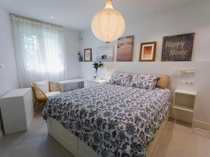 um quarto com uma cama com um edredão preto e branco em BungaLove em Benalmádena