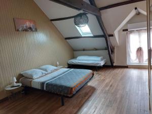 1 dormitorio con 2 camas en un ático en Chez Aurélie et Guillaume, en Guéméné-Penfao