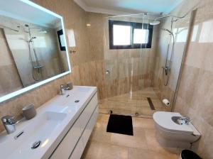 Koupelna v ubytování Villa Playa Amadores - Luxury villa with heated pool