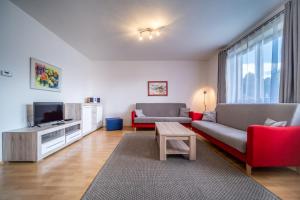 TV a/nebo společenská místnost v ubytování Apartment Riviera 503-7 Lipno Home