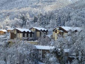 ein schneebedecktes Haus auf einem Berg in der Unterkunft Studio Brides-les-Bains, 1 pièce, 4 personnes - FR-1-512-49 in Brides-les-Bains