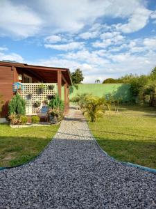 a gravel path in front of a house at pimenta rosa guesthouse in Praia do Rosa