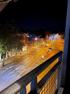 ノッティンガムにあるNottingham city view apartmentの夜の街並み