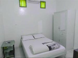 a white room with a bed and a table at Appartement trois chambres salon in Saint-Louis
