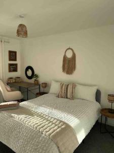 Een bed of bedden in een kamer bij Relax with spectacular views and Hot Tub