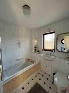 Bilik mandi di Relax with spectacular views and Hot Tub +24 gambar