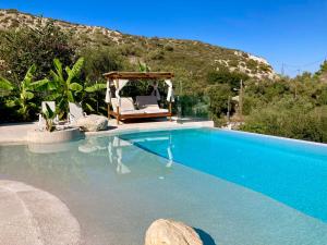 einen großen Pool mit Stuhl und Avisor in der Unterkunft Ninfas del Mar in Agios Nikitas