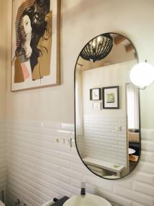 La salle de bains est pourvue d'un miroir et d'un lavabo. dans l'établissement La Encantada 2, à Elche de la Sierra